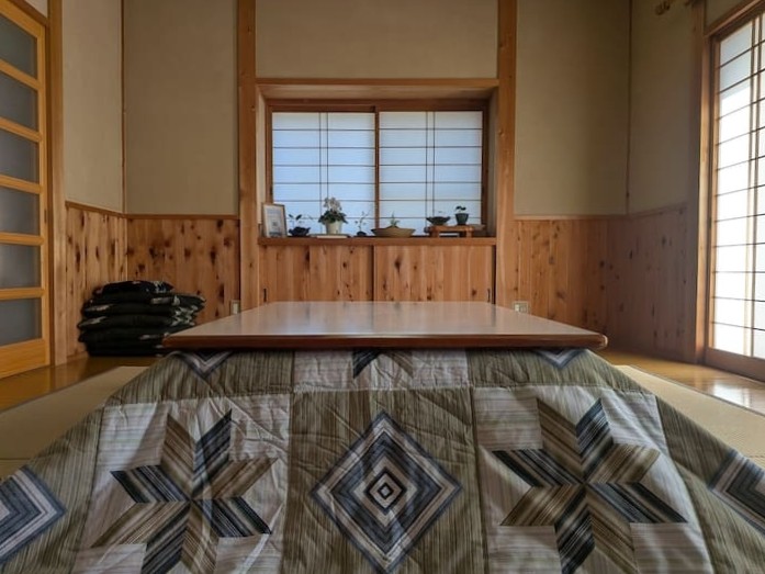 Guesthouse Omusubi Nakatsugawa living room Kotatsu
