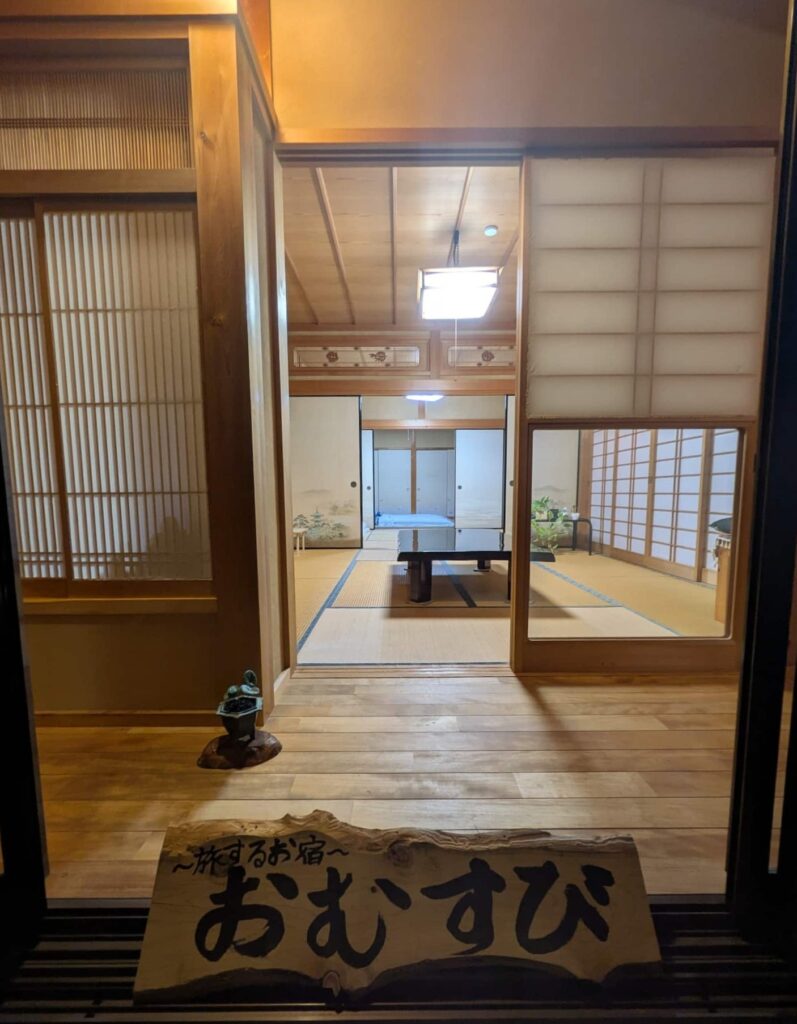 Guesthouse Omusubi Nakatsugawa living room 縁側