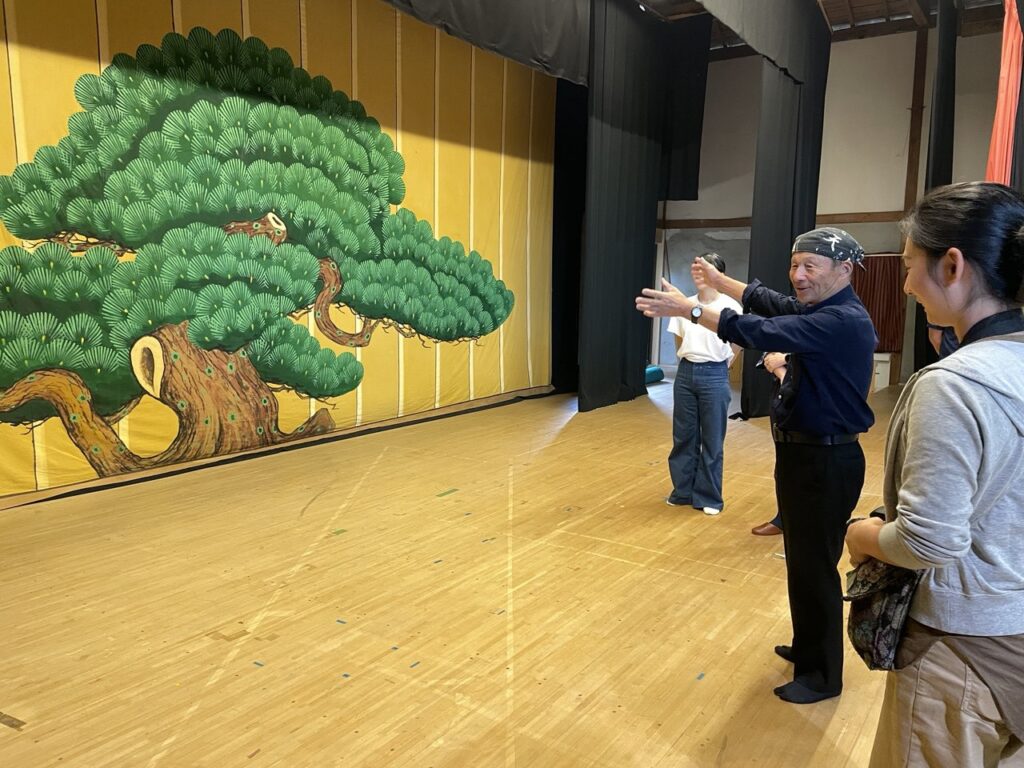 Local ji-kabuki actors explaining in Gomoza,kabuki theatere in Gifu