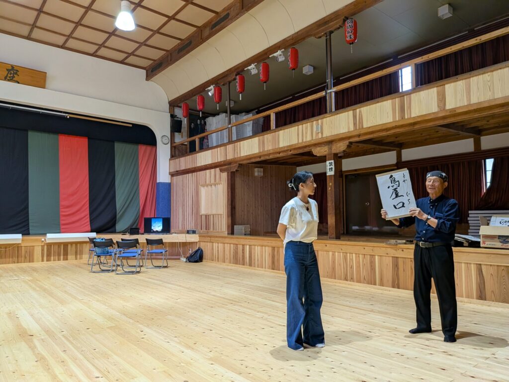 Local ji-kabuki actors explaining play in Gomoza,kabuki theatere in Gifu