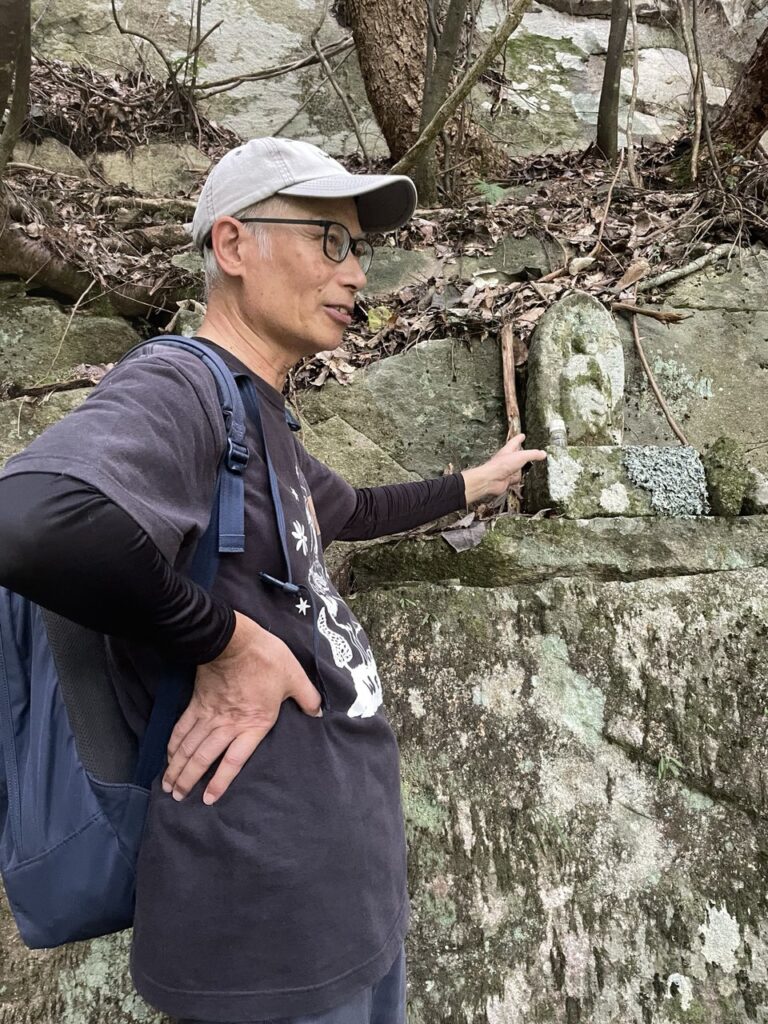 Dr.Masao Takano explaining small budda statue in Kawaizaka,iiji,Ena,GIFU
